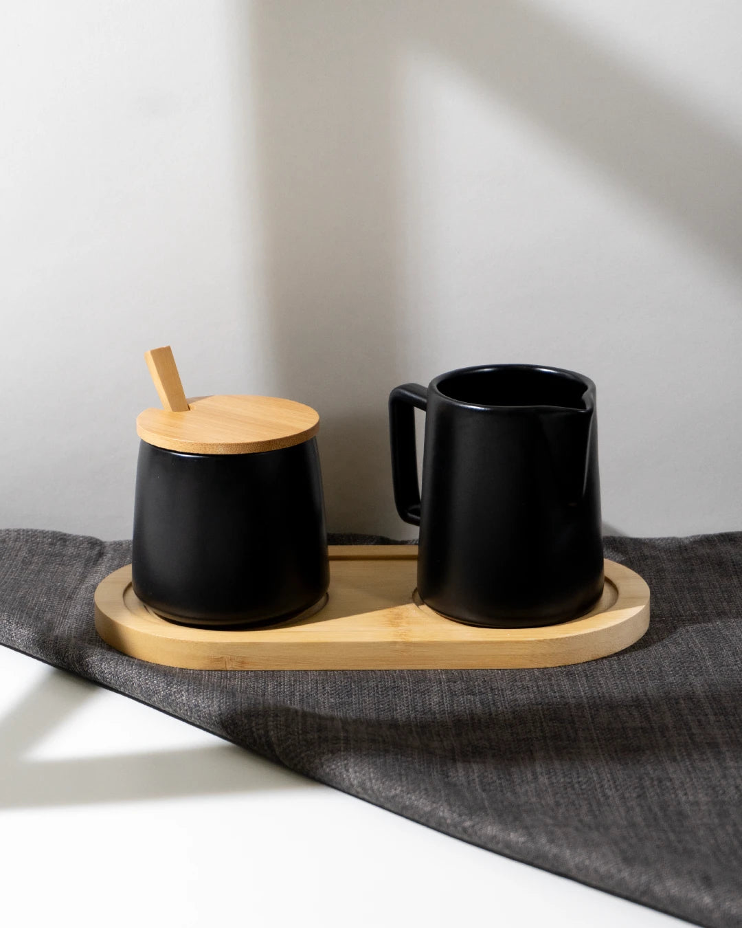 Set latte e zucchero con coperchio, cucchiaio e lattiera