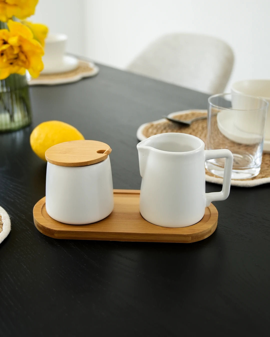 Set latte e zucchero con coperchio, cucchiaio e lattiera