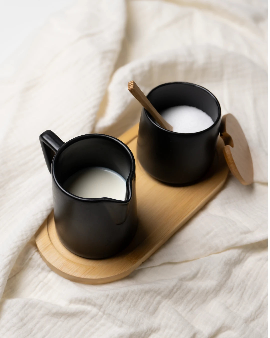 Set latte e zucchero con coperchio, cucchiaio e lattiera