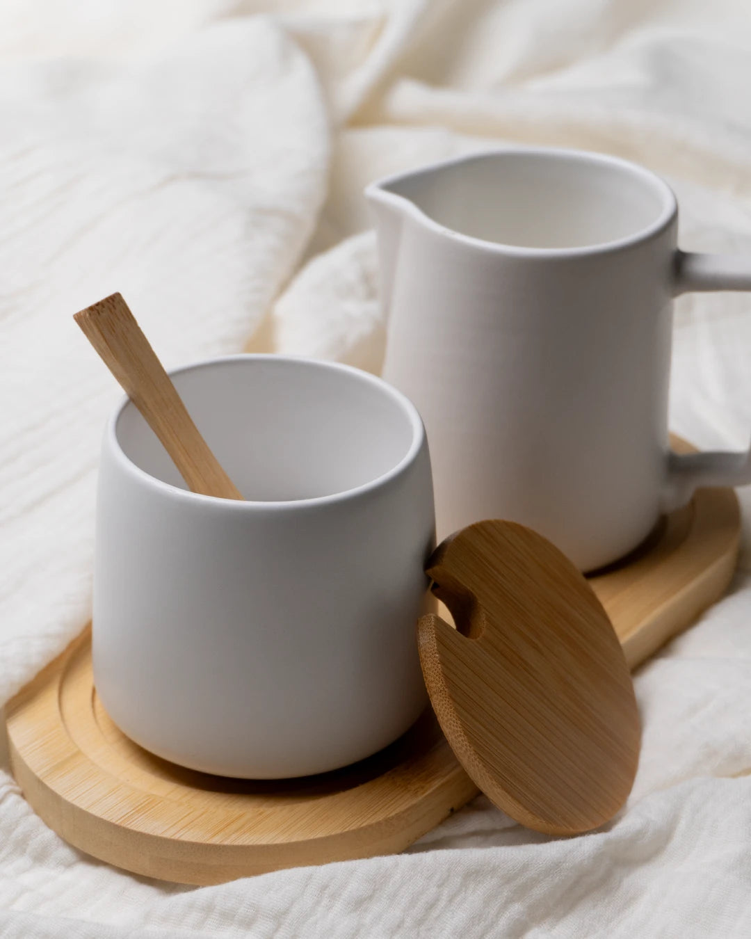 Set latte e zucchero con coperchio, cucchiaio e lattiera