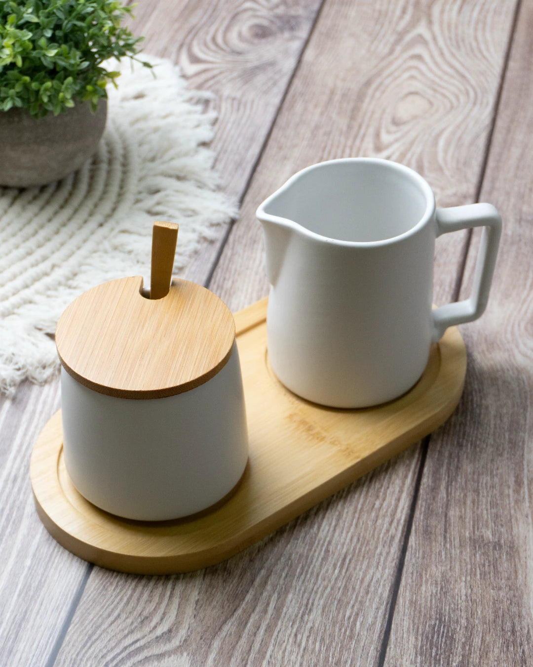 Set latte e zucchero con coperchio, cucchiaio e lattiera